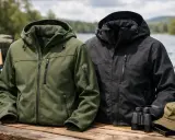 Dwie kurtki hardshell, zielona i czarna, gotowe na przygodę nad jeziorem. Idealne na wędkowanie i wyprawy.