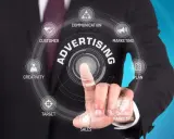 Biznesmen dotyka ekranu, wybierając opcje związane z reklamą stron internetowych: marketing, planowanie, sprzedaż, target, kreatywność, klienta i komunikację.