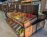 Świeże owoce i warzywa w sklepie w Bukowinie Tatrzańskiej: jabłka, gruszki, cytryny, pomarańcze, banany, kiwi, pomidory, ogórki i kapusta.