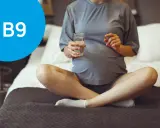 Ciężarna kobieta bierze suplement B9. Czy można przedawkować kwas foliowy? Warto to sprawdzić.