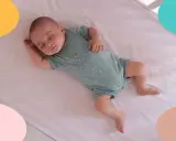 Bebé durmiendo plácidamente en su cuna, quizás porque mi bebé de repente duerme mucho.
