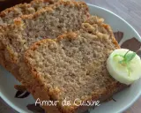 Tranches de gâteau banane moelleux, garnies d'une rondelle de banane et d'une feuille de menthe. Un délice fait maison.