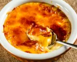 Crème brûlée, un dessert iconique dont l'origine remonte au XVIIe siècle, avec sa croûte caramélisée craquante et sa crème onctueuse.