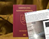 Czerwony paszport Słowacji leży na brązowym tle, obok niego znajduje się fragment ekranu z informacją o wzorze paszportu.