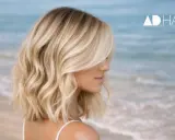 Capelli biondi mossi, perfetti per un look summer cool in riva al mare.