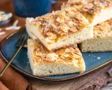 Saftige Stücke Butterkuchen mit Mandelblättchen und Zucker bestreut, bereit zum Genießen. Ein köstliches Rezept für jeden Anlass.