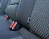 Etiqueta "ISOFIX" en el asiento de un coche, indicando que se puede poner isofix a un coche para mayor seguridad infantil.