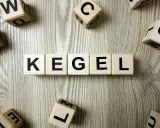 Drewniane klocki z literami układają słowo "KEGEL". Ćwiczenia mięśni Kegla u kobiet to klucz do zdrowia.