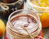 Frisch eingemachte Marmelade: Gläser mit roter und gelber Fruchtzubereitung, perfekt zum **gelee selber machen**.