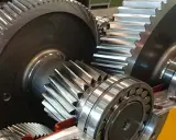 Detailansicht eines komplexen rc getriebemotor mit Zahnrädern und Kugellagern, bereit für den Einsatz.