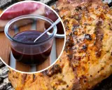 Soczysty schab z grilla, polany aromatycznym sosem BBQ. Idealny na letnie wieczory.