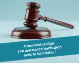 Marteau de juge sur fond bleu, symbolisant la loi Chatel pour résilier son assurance habitation.
