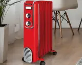 Chauffage d'appoint Thomson rouge, style rétro, avec molettes de réglage. Le meilleur chauffage d'appoint pour une ambiance cosy.
