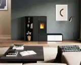 Un salon moderne avec un poêle à granulés convection naturelle, des étagères, un canapé et une table basse.