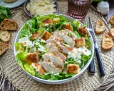 Saftiges Hähnchenbrustfilet auf knackigem Römersalat mit Croutons und cremiger Sauce – eine köstliche Caesar Salad.