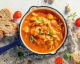 Herzhafte italienische Suppe mit Gemüse und Nudeln, serviert mit rustikalem Brot und frischen Tomaten. Ein Genuss für kalte Tage.
