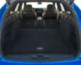 Maletero Opel Astra azul, listo para cargar equipaje o compras. Amplio espacio interior con asientos abatibles.