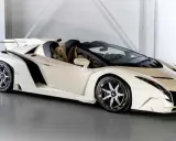 Un elegante coche veneno blanco descapotable, con asientos de cuero beige y llantas cromadas, listo para la velocidad.
