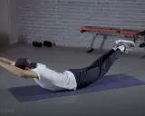 Mann macht Stabi-Training: Rückenstreckung auf Matte, Arme und Beine gestreckt.