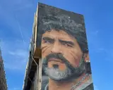 Un imponente murales di Maradona domina un palazzo a Napoli, un omaggio al Pibe de Oro.