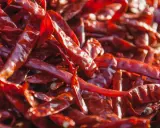 Suszone papryczki chili, źródło kapsaicyny. To ona odpowiada za ostrość i rozgrzewające właściwości.