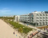 Nowoczesny hotel nad morzem, idealny pomysł na wyjazd urodzinowy. Piękna plaża, czyste powietrze i widok na Bałtyk.