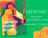 Okładka książki "Stanowczo łagodnie bez lęku" Marii Król-Fijewskiej. Kobieta przytula się do pantery, symbolizując siłę i spokój.