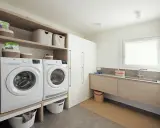 Progetto bagno con lavanderia: lavatrice, asciugatrice, lavabo e armadi. Soluzione funzionale e moderna.