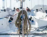 Câble d'ancre enroulé, prêt pour l'installation du guindeau électrique sur un voilier.