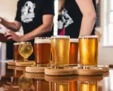 Degustacja różnych rodzajów niemieckiego piwa. Jasne i ciemne trunki w szklankach na drewnianych podstawkach.