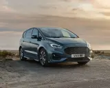 Ford S-Max gris aparcado en la playa al atardecer. Las medidas del Ford S-Max son ideales para escapadas familiares.