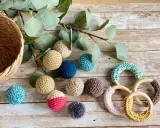 Hermosos sonajeros y mordedores de crochet para bebes, hechos a mano con hilos de algodón y aros de madera.