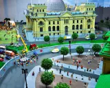 Miniaturowy Berlin z klocków: Reichstag, Mur Berliński i tłumy ludzi. Wspaniałe berlin atrakcje dla dzieci do odkrycia!