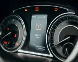 Kontrolka cisnienia opon TPMS świeci się na desce rozdzielczej, informując o konieczności serwisu.