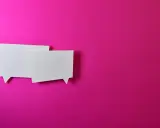 Dwie białe dymki dialogowe na fuksjowym tle. Idealne do wizualizacji erystyki i wymiany myśli.