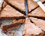 Fetta di torta tenerina Bimby, cioccolatosa e umida, con una crosticina croccante. Perfetta per ogni occasione.