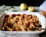 Une cuillère prélève une portion généreuse de ce vrai recette crumble aux pommes caramélisées, fondant et croustillant.