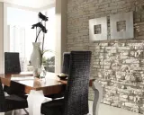 Comedor moderno con mesa de madera, sillas tapizadas y una pared con distintos tipos de revestimientos de piedra.