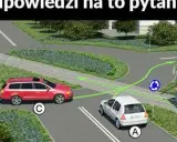 Na skrzyżowaniu dróg, gdzie znajduje się rondo równorzędne, biały samochód (A) ustępuje miejsca tramwajowi (B) i czerwonemu kombi (C).