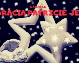 Aniołek śpi na gwiazdach, a nad nim napis KARAOKE. Patrzcie bracia jeno, jak pięknie świecą gwiazdy!