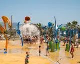 Wasserspaß für die ganze Familie in Malaga mit Kindern. Ein bunter Wasserspielplatz mit Rutschen und Spritzdüsen.