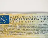 Fragment dowodu rejestracyjnego pojazdu z oznaczeniem PL i tekstem w wielu językach. Widać fragment numeru VIN w dowodzie.
