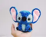 Amigurumi de Stitch con orejas rosas, ¡un adorable **stitch amigurumi patron gratis en español** para tejer!