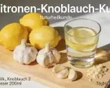 Zitronen-Knoblauch-Kur: Ein Glas Wasser mit Zitrone, Knoblauchzehen und gehacktem Knoblauch. Ein einfaches Rezept für Wohlbefinden.
