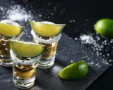 Kieliszki tequili z solą i limonką. Idealne dodatki, by wiedzieć, z czym pić tequilę.