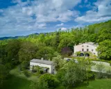 Casale immerso nel verde, tra colline lussureggianti, dove si trova il Monte Amiata. Un luogo di pace e natura.