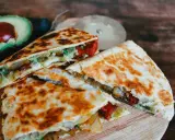 Krispiga quesadillas med avokado och fyllning, perfekt som supergod fredagsmat.