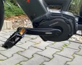 Silnik w kole roweru elektrycznego Motinova, gotowy do jazdy po kostce brukowej.