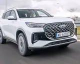 Biały Chery Tiggo 8 w ruchu drogowym. Sprawdź atrakcyjną chery tiggo 8 cena i wybierz swój nowy SUV.