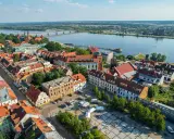 Urokliwe miasteczko nad Wisłą, idealne na jednodniową wycieczkę. Atrakcje turystyczne 100 km od Płocka czekają!
